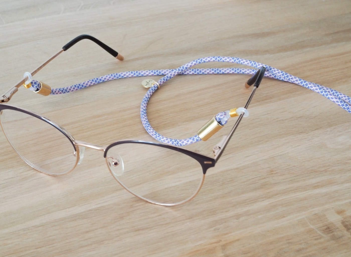 Gemustertes Brillenband aus Tau mit goldenen Schlaufen