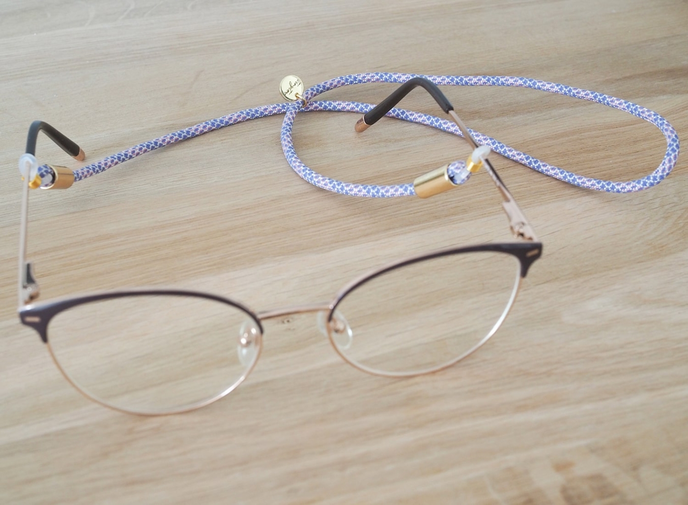 Sportliches Brillenband mit Muster und goldenen Details