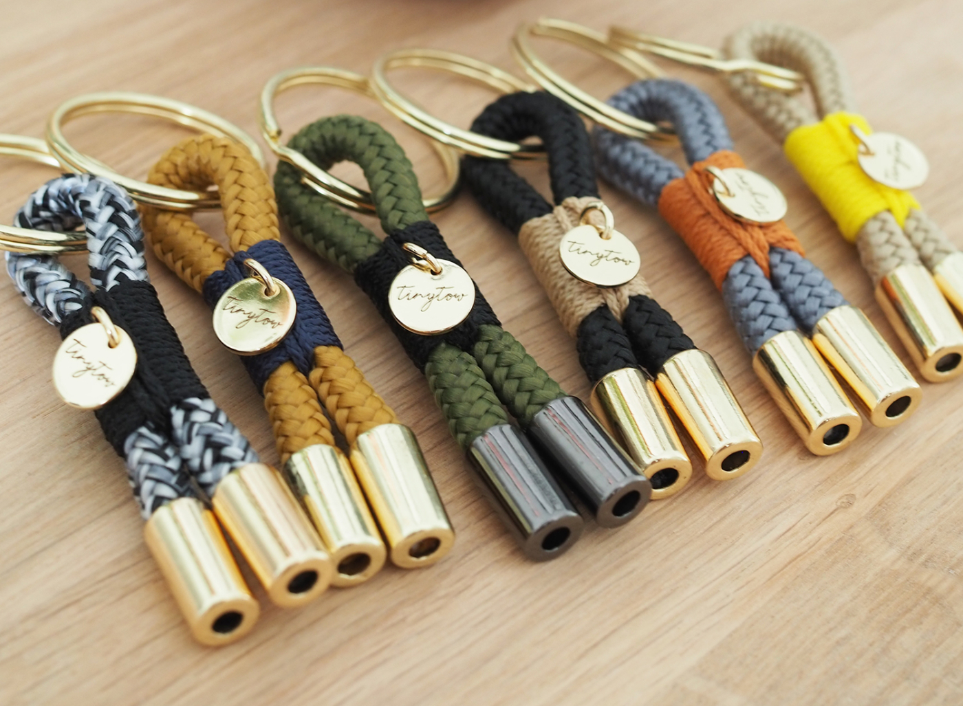 Schlüsselanhänger aus Tau in farbenfrohen Kombinationen mit goldenen Details