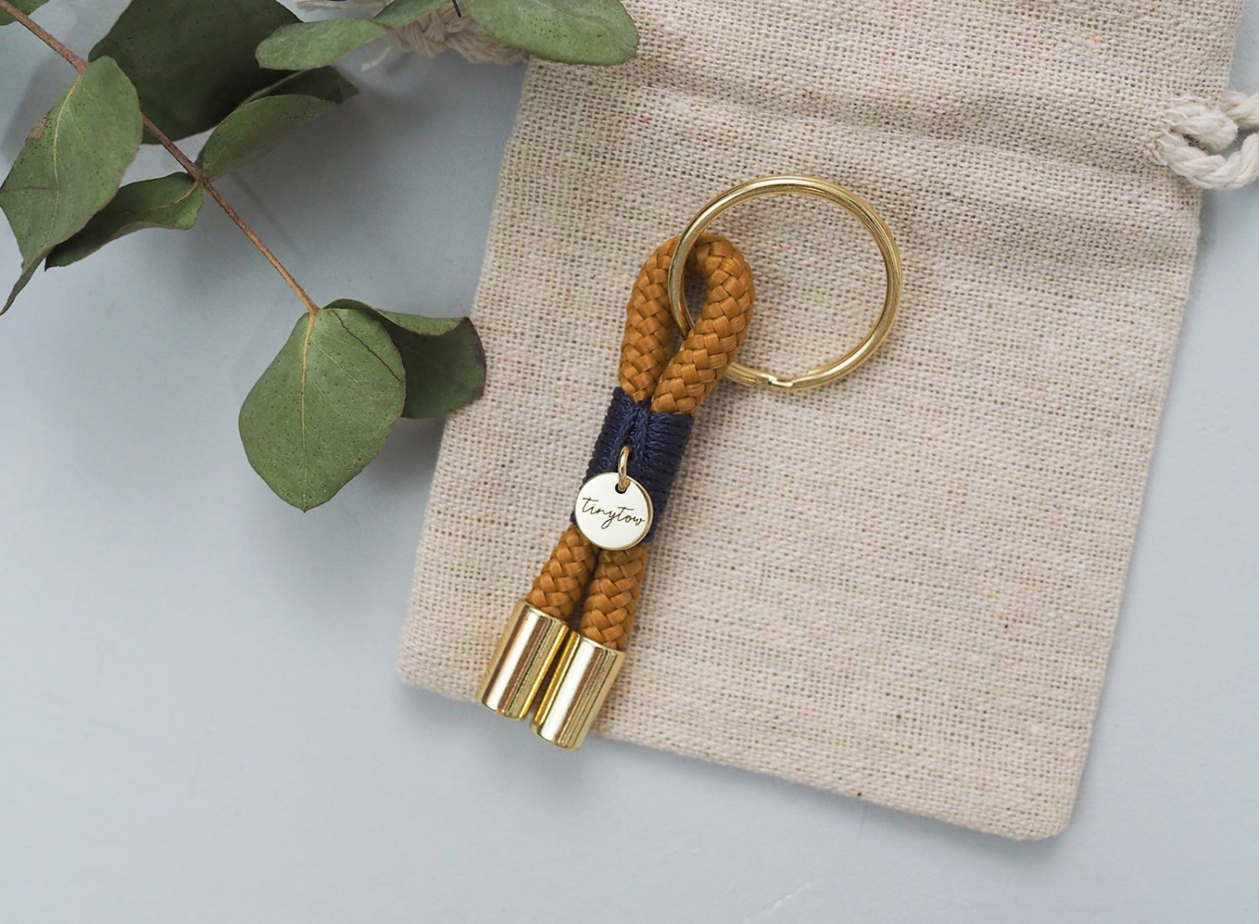 Schlüsselanhänger im Mini-Format aus Tauwerk in camel, blau mit goldfarbenen Details. Liebevoll verpackt und mit größter Sorgfalt hergestellt.