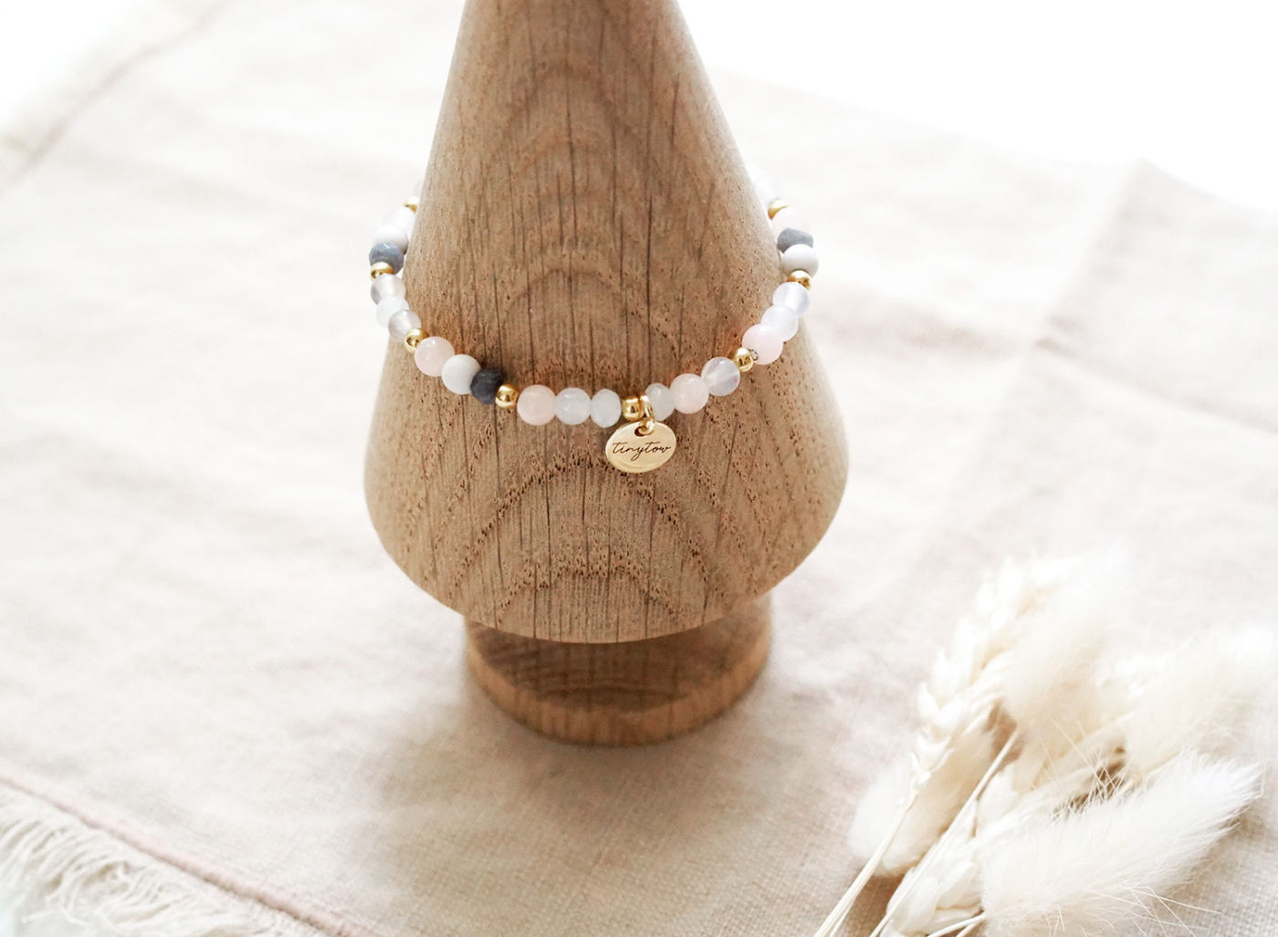 Armband mit Edelsteinen (Jade, Mondstein) und goldenen Perlen mit 14 Karat Goldbeschichtung und kleinem goldenen Herz.