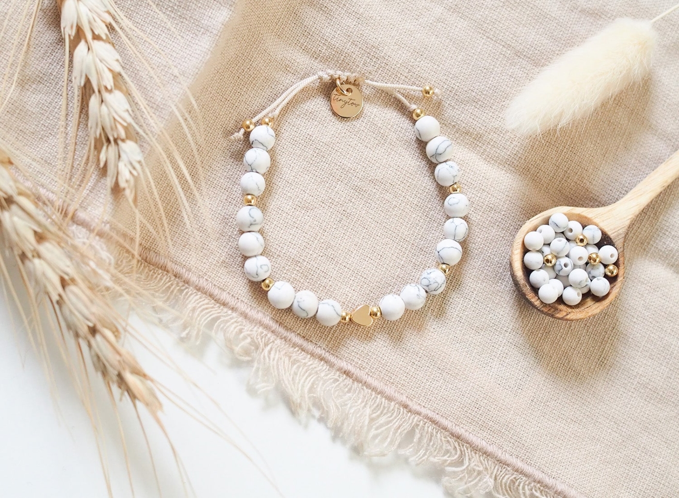 Handgemachtes Armband aus marmorierten, matten Natursteinperlen und goldenen Perlen mit 14K Gold.