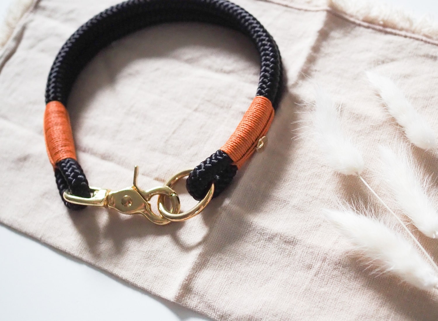 Maßgeschneidertes Halsband aus Tau in schwarz mit Details in Camel und Messing-Karabinern.