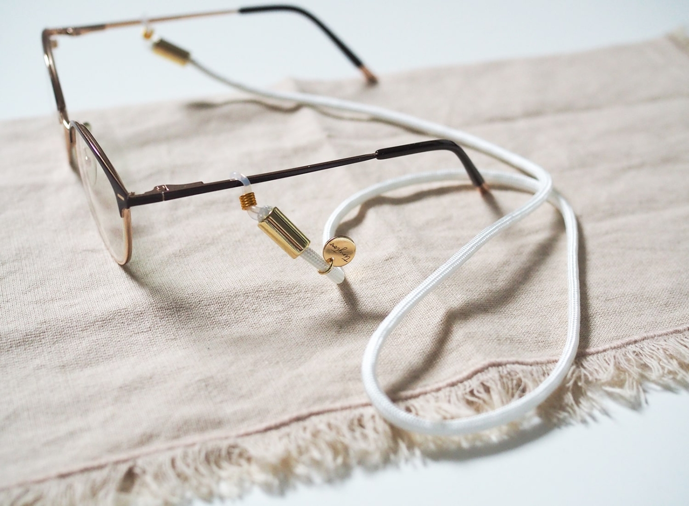 Brillenband in weiß mit goldenen Details an Alltagsbrille.