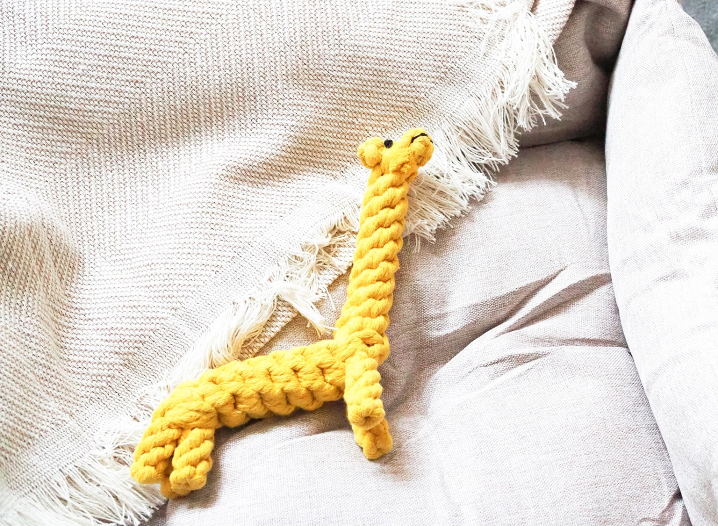 Hundespielzeug zum Zähne Reinigen aus Baumwolle in gelb - Greta Giraffe.
