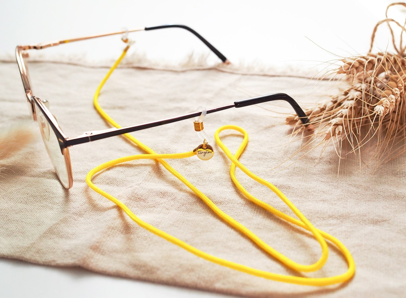 Zartes Brillenband in Gelb mit Details in Gold.