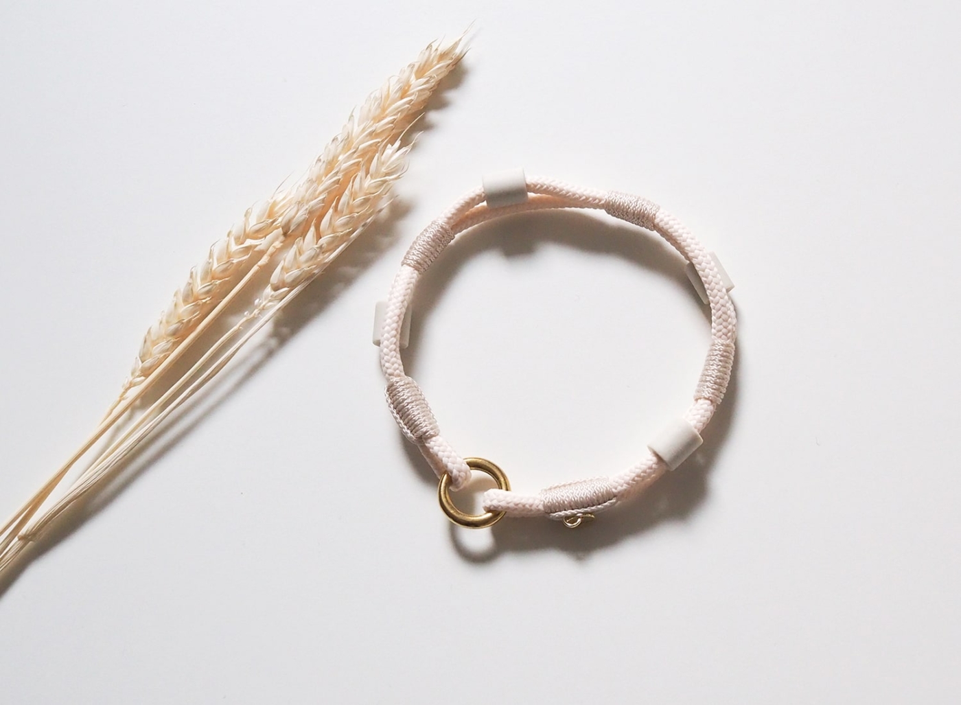 Antizeckenhalsband/EM-Keramik Halsband aus Tau in Creme mit goldenen Details.