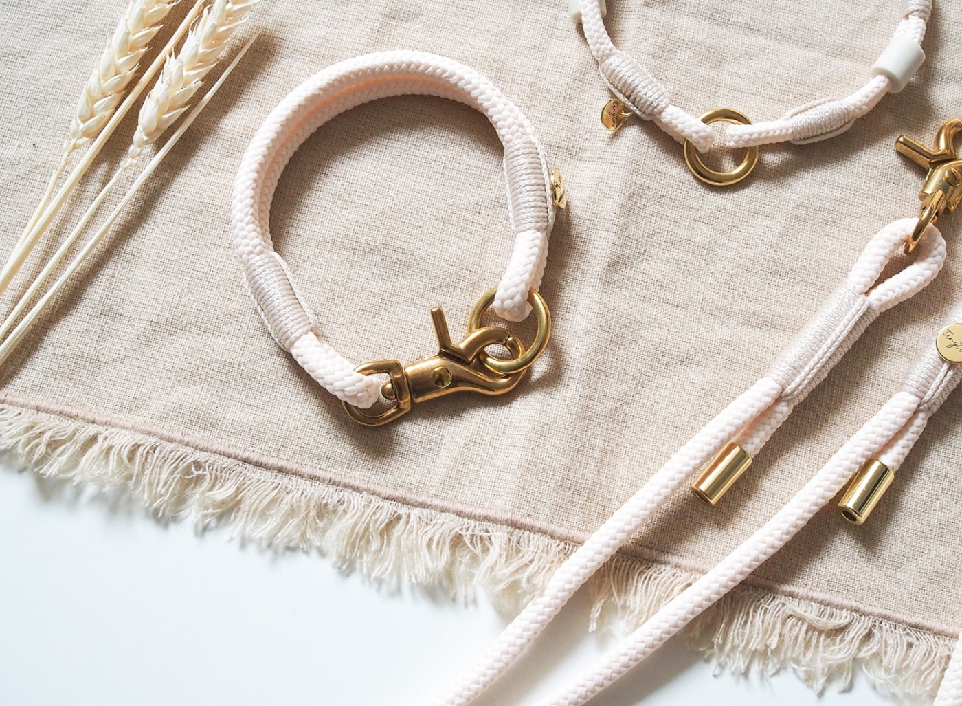 Halsband aus Tau in creme mit 6mm Tau und mini Scherenkarabiner.
